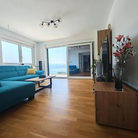 Aduros Bayview Apartment Dobrec