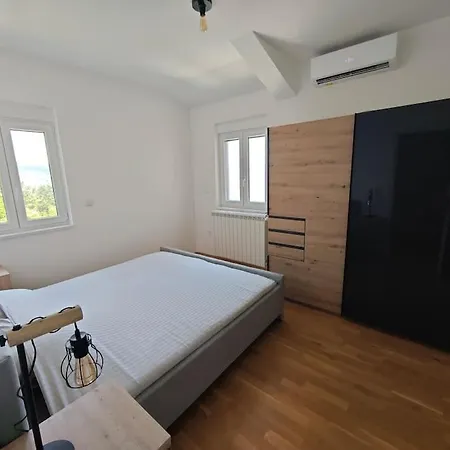 Aduros Bayview Apartment Dobrec